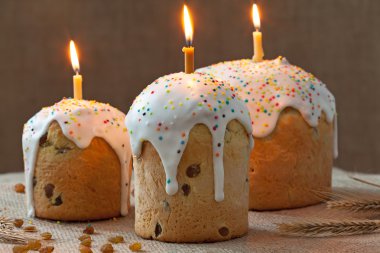 Üç mum yakma ve rustik Tekstil buzlanma ile tatlı ekmek kulich denilen geleneksel Ukrayna kültür Paskalya kek