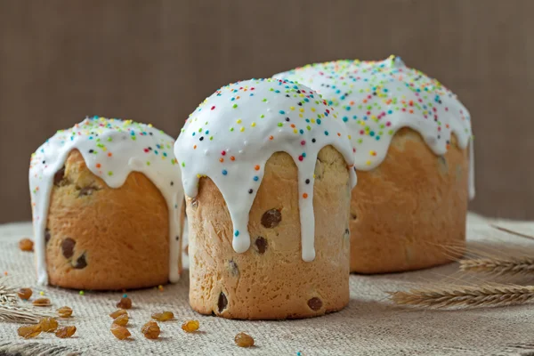 Hagyományos ukrán kultúrát Húsvét sütemény nevű jegesedés és cukorka kulich édes kenyér rusztikus textil — Stock Fotó