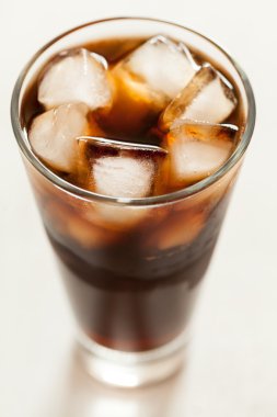Cola soğuk tatlı soda içecek buz küpleri ve şeffaf cam kabarcıkları ile 