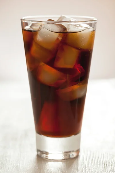Üveg hideg cola szénsavas üdítőital frissítő ital bubbles és jég-kocka, fehér — Stock Fotó