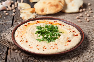Pita ile kase lezzetli humus kremsi Doğu geleneksel yemek