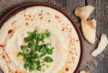 Humus sağlıklı diyet beslenme gıda, kırmızı biber ve maydanoz ile protein tam