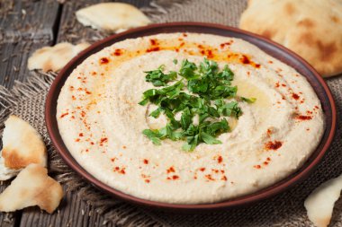 Humus, geleneksel Akdeniz pürüzsüz salata yağı, kırmızı biber ve maydanoz ile kase