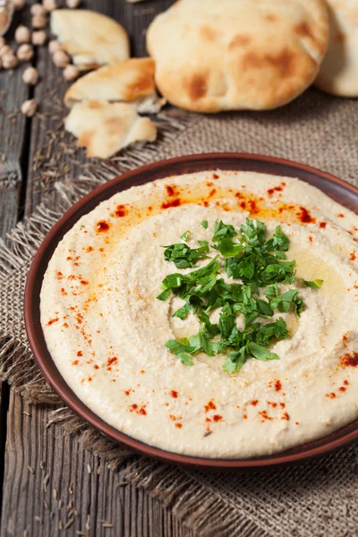 Hummus dans un bol avec pita traditionnelle arabe collation saine de pois chiches, huile d'olive et paprika — Photo