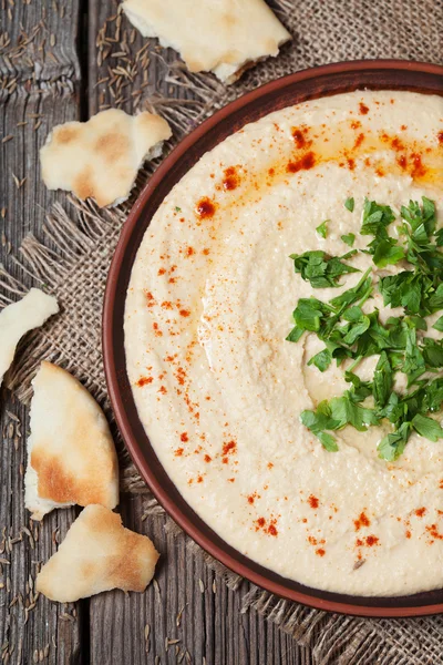 Hummus frisk vegan krämig sallad mat protein med olivolja, paprika och persilja — Stockfoto