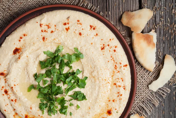 Humus sağlıklı diyet beslenme gıda, kırmızı biber ve maydanoz ile protein tam — Stok fotoğraf