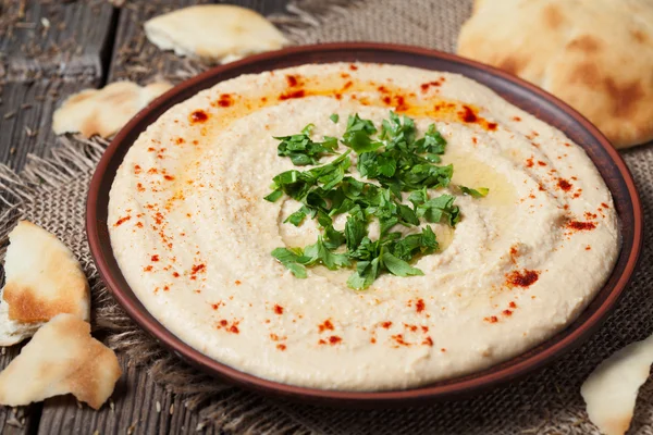 Ciotola di hummus, tradizionale insalata mediterranea liscia con olio, paprika e prezzemolo — Foto Stock