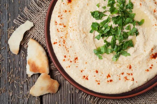 Hummus friska östra krämig lunch serveras med pitabröd, paprika och persilja — Stockfoto