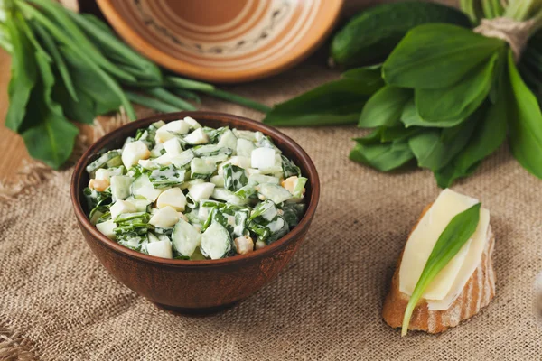Ramson salad in rustic style with eggs and sandwich — Stock Photo, Image