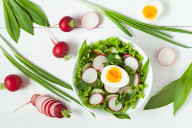 Temiz gıda bahar salatası vith olgun çiğ sebze yemek