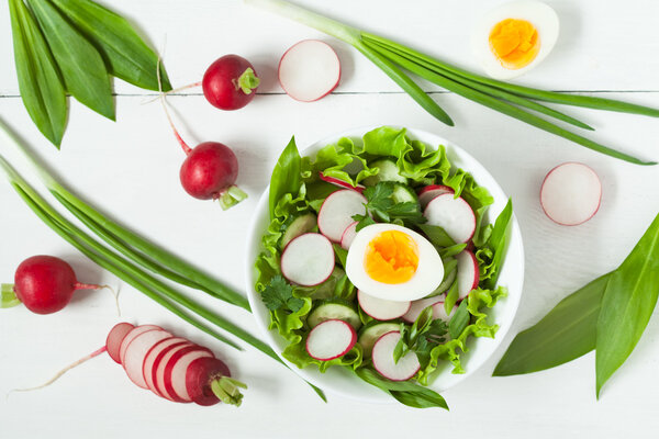 Clean eating food spring salad vith ripe raw vegetables