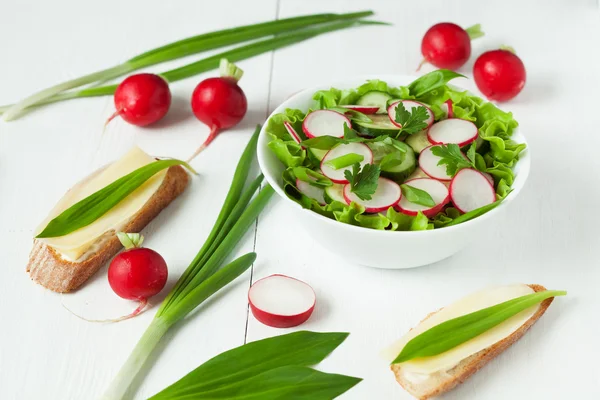 Ensalada de alimentos ecológicos con verduras crudas en mesa blanca —  Fotos de Stock