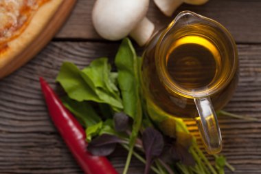 Zeytinyağı fesleğen, mantar ve biber pas üzerinde küçük kavanoz