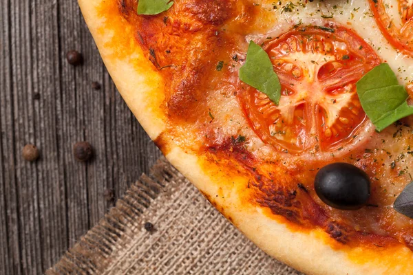 Margherita pizza italiana com tomates, azeite e clos de manjericão — Fotografia de Stock