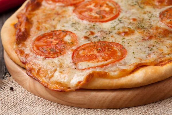 Pizza margherita na wzór włókienniczych — Zdjęcie stockowe