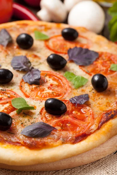 Pizza margherita z pomidorami, oliwą i bazylią z bliska na — Zdjęcie stockowe