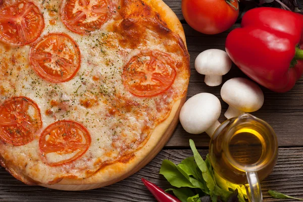 Pizza Margherita mit Tomaten, Olivenöl und Pilzen aus nächster Nähe — Stockfoto