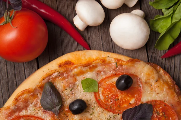Pizza margherita s rajčaty, paprikou, olivami a bazalkou na vint — Stock fotografie