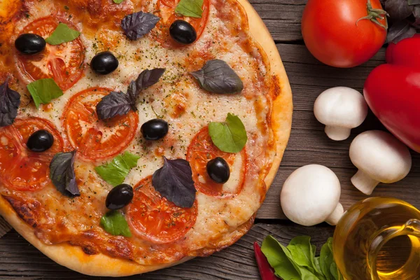Pizza margherita z pomidorami, papryka, oliwki i bazylia na Vinton — Zdjęcie stockowe
