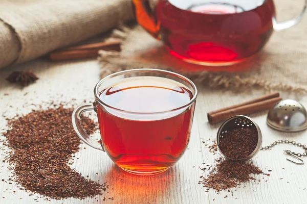 Tradycyjne organiczne rooibos herbata w rustykalnym stylu z filtrem wyblakłe instagram — Zdjęcie stockowe