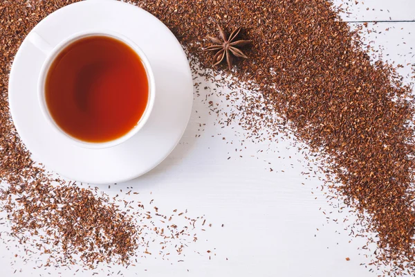 Vista superior del té rojo tradicional africano rooibos en taza blanca con anís estrellado — Foto de Stock