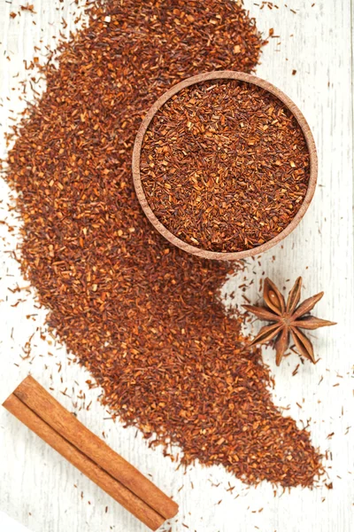 Organiczne rooibos czerwone herbaty z przyprawami w drewniany kubek — Zdjęcie stockowe