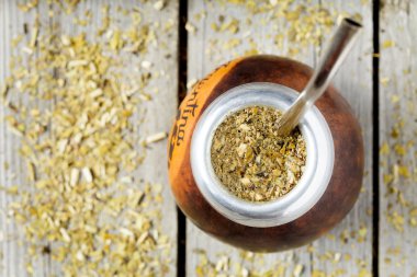 Geleneksel Arjantin yerba mate çay içecek su kabakları ve bombilla. Rustik tarzı