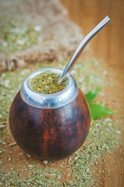Calabash bombilla ahşap tablo ile Latin geleneksel yerba mate çay