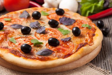 Pizza margherita domates, zeytin yağı ve fesleğen ile yakın çekim üzerinde 