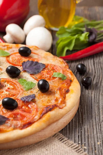 Tradycyjna włoska pizza margherita z pomidorami, oliwkami i b — Zdjęcie stockowe