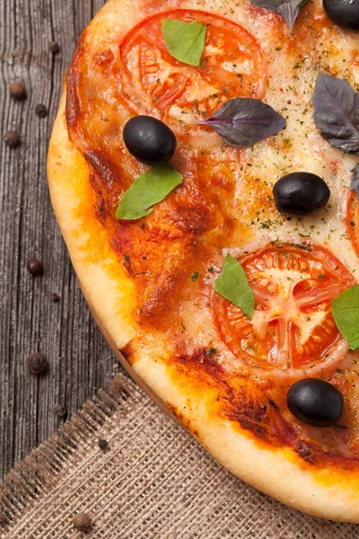 Włoska pizza margherita z pomidorami, oliwkami i bazylią blisko u — Zdjęcie stockowe