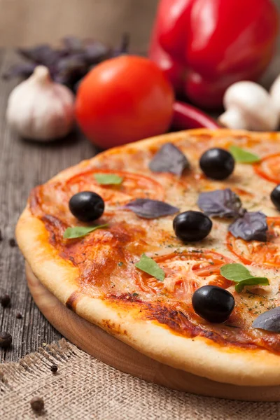 Tradycyjna pizza margherita z pomidorami, oliwą i bazylią — Zdjęcie stockowe
