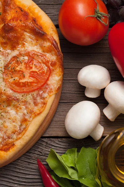 Margherita de pizza com tomate, pimenta, azeite e cogumelos — Fotografia de Stock