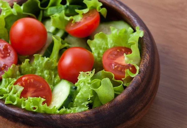 Spring healthy vegetarian salad with tomatoes and cucumber — Stock Photo, Image