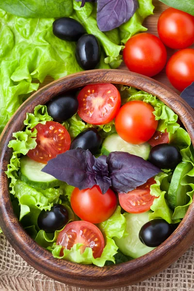 Superfood vegetáriánus saláta, paradicsom és olajbogyó, rusztikus hátán — Stock Fotó