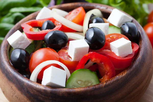 Traditioneller griechischer Salat mit Oliven, Tomaten, Paprika, Gurken und — Stockfoto