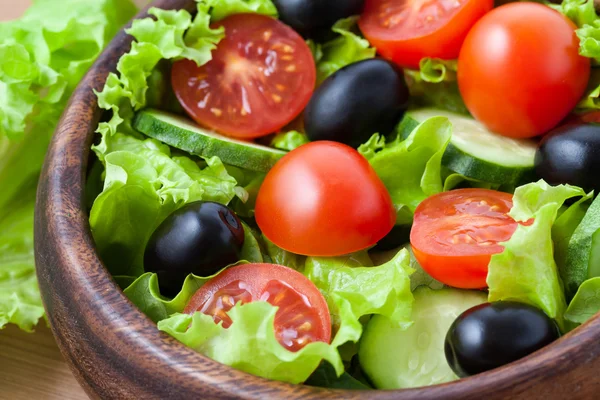 Superfood vegetarischer Salat mit Tomaten und Oliven auf rustikalem Rücken — Stockfoto