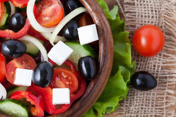 Παραδοσιακή Ελλάδα σαλάτα με ελιές, ντομάτα, αγγούρι και φέτα — Φωτογραφία Αρχείου