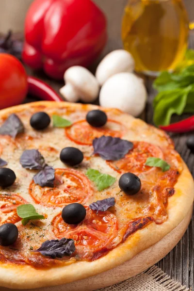 Włoska pizza margherita z pomidory, pieczarki, oliwki i ba — Zdjęcie stockowe