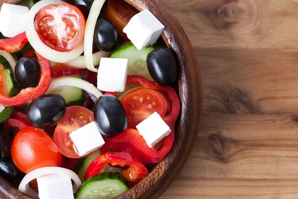 Παραδοσιακή ελληνική σαλάτα με ελιές, ντομάτα, αγγούρι και φέτα εγώ — Φωτογραφία Αρχείου