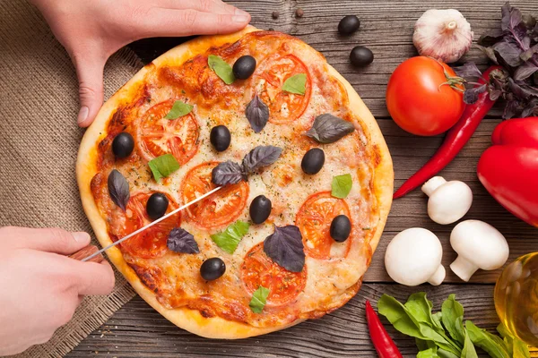 Cięcie z noża włoska pizza margherita pomidorów, oliwek — Zdjęcie stockowe