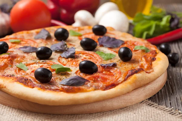 Italská pizza margherita s rajčaty, olivovým olejem a bazalkou clos — Stock fotografie