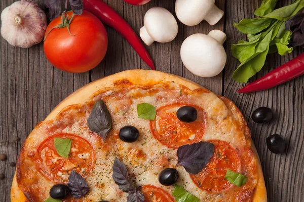 Włoska pizza margherita z pomidorami, papryka, oliwki i bazylia — Zdjęcie stockowe