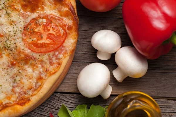 Pizza margherita z pomidorami i grzybami z bliska. Widok z góry — Zdjęcie stockowe