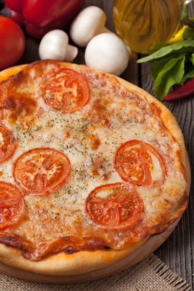 Margherita pizza com tomate, azeite e manjericão de perto — Fotografia de Stock