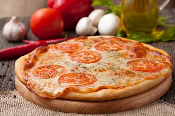 Pizza margherita s rajčaty, olivový olej, pepř a česnek na — Stock fotografie