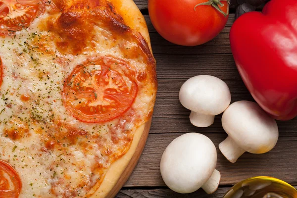Пицца Маргарита с помидорами, перцем, оливковым маслом и грибами — стоковое фото
