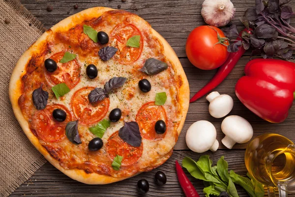 Tradycyjna włoska pizza margherita z pomidorami, papryka, oliv — Zdjęcie stockowe