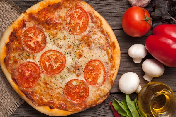 Tradiční pizza margherita, rajčata, paprika, olivový olej — Stock fotografie