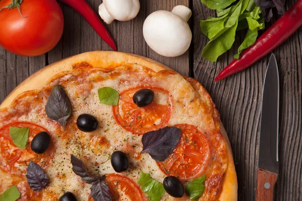 Hagyományos pizza margherita, paradicsom, paprika, olajbogyó és b — Stock Fotó